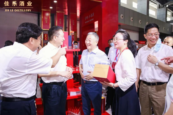 【酒业家】酒城尽是“彩名堂官网红”，，，解密白酒新权势彩名堂官网酒业“海陆空”战术