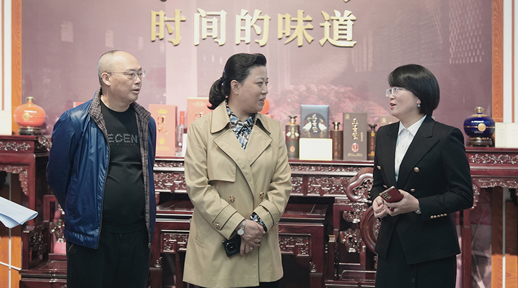 “进企业、、、解难题、、、促发展”泸州市人大常委会党组书记、、、主任鞠丽一行调研彩名堂官网酒业