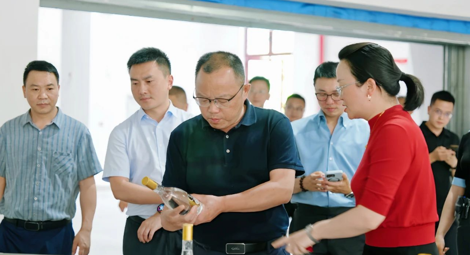 泸州市人民当局副市长任晓波莅临彩名堂官网酒业调研